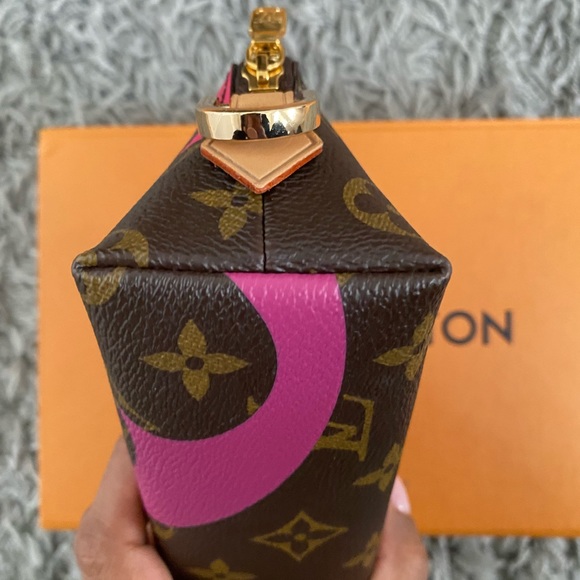 SOLD. Authentic LV cosmetic pouch from the Game on Collection! ♠️ ❤️ - Picture 5 of 10